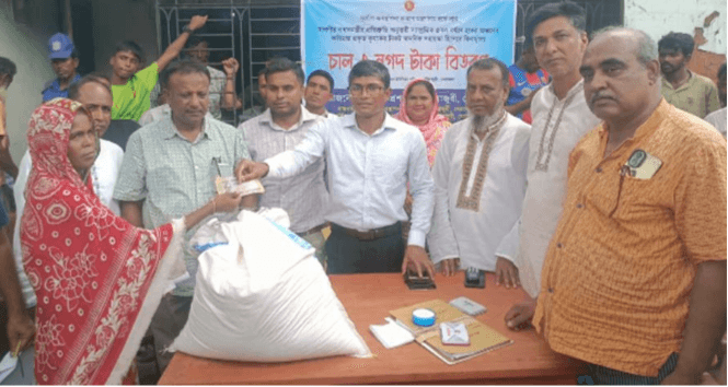 খালিয়াজুরীতে ক্ষতিগ্রস্ত কৃষকদের মাঝে নগদ অর্থ ও চাল বিতরণ